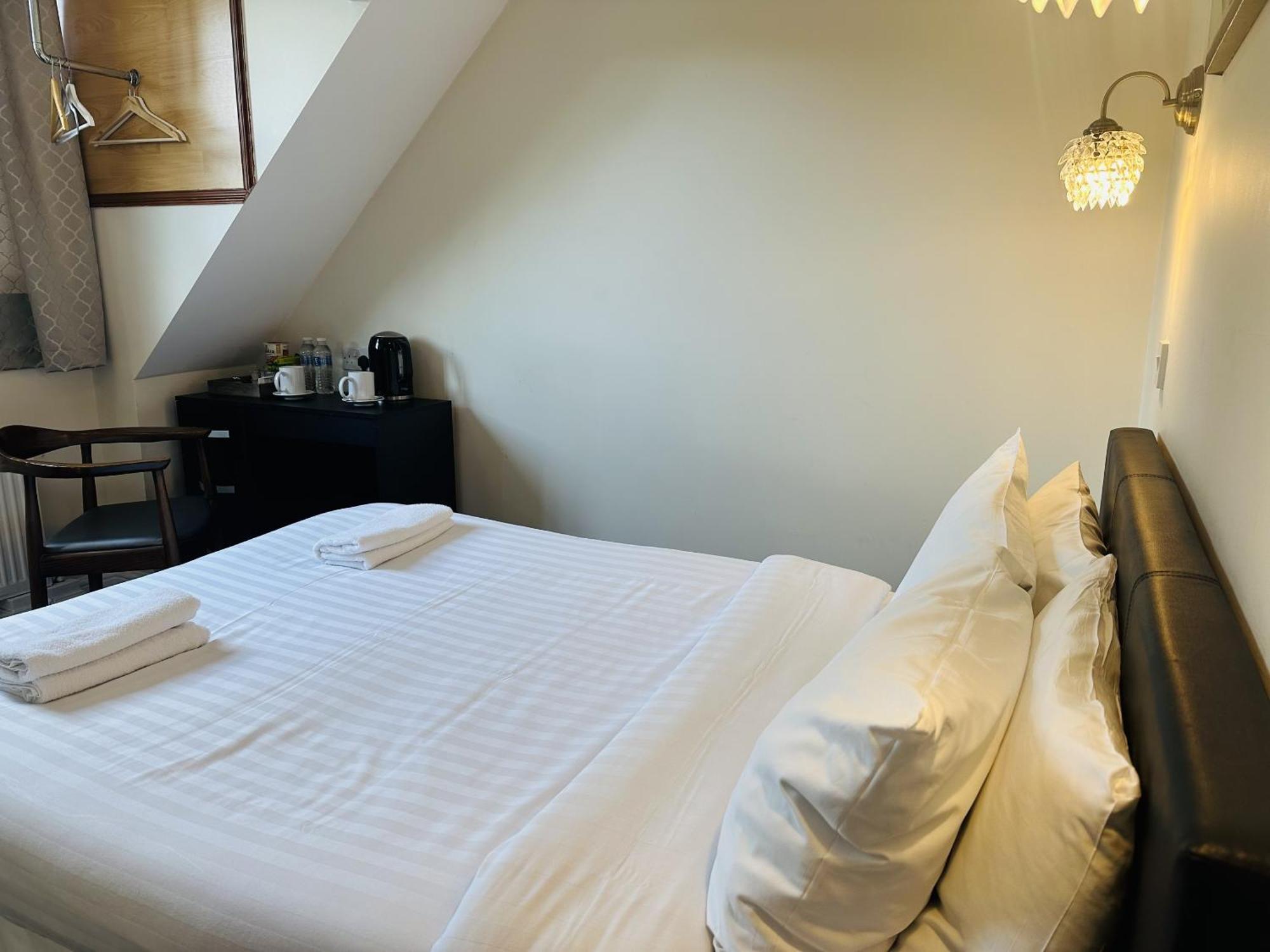Woodcock Inn Felbridge ภายนอก รูปภาพ